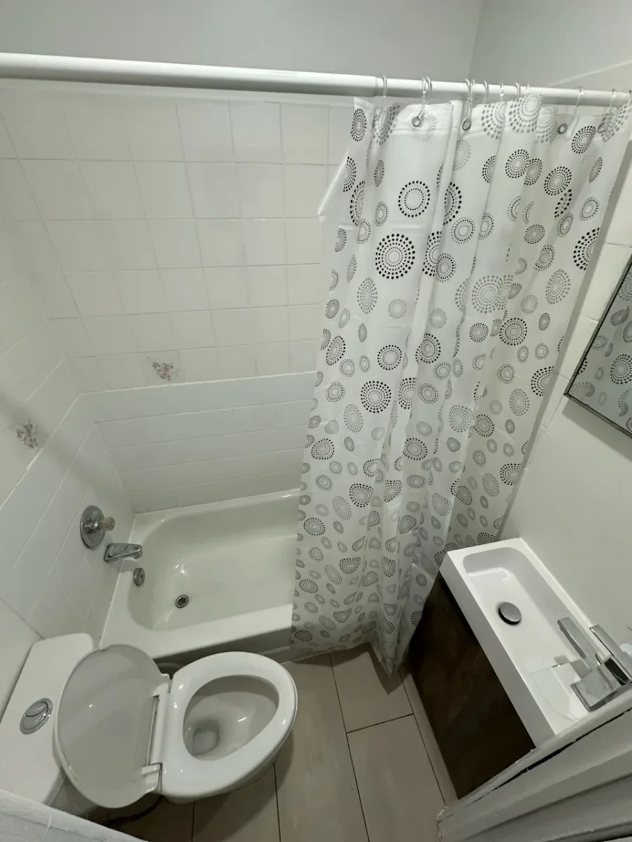 Small but cozy Bachelor apartment at Convenient Location