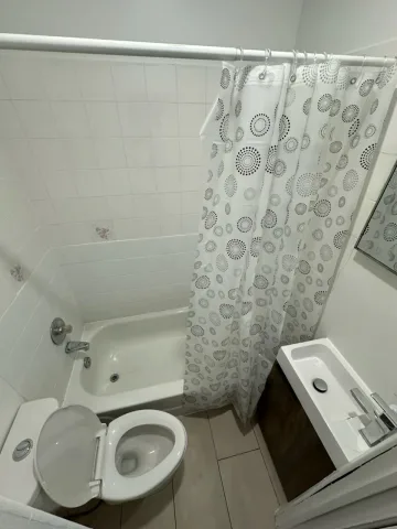 Small but cozy Bachelor apartment at Convenient Location