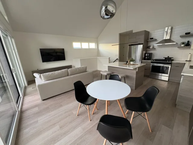 Modern Home in Lakefront Community Near UBCO & Airport