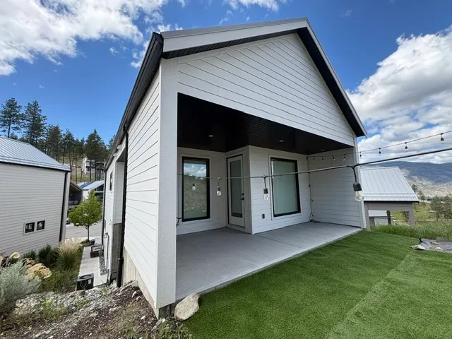 Modern Home in Lakefront Community Near UBCO & Airport