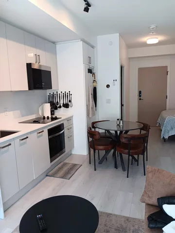 Charming Cozy modern condo fully equipped . City views .close to all amenities. Transit 1 block away