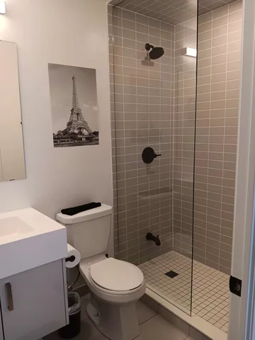 Charming Cozy modern condo fully equipped . City views .close to all amenities. Transit 1 block away