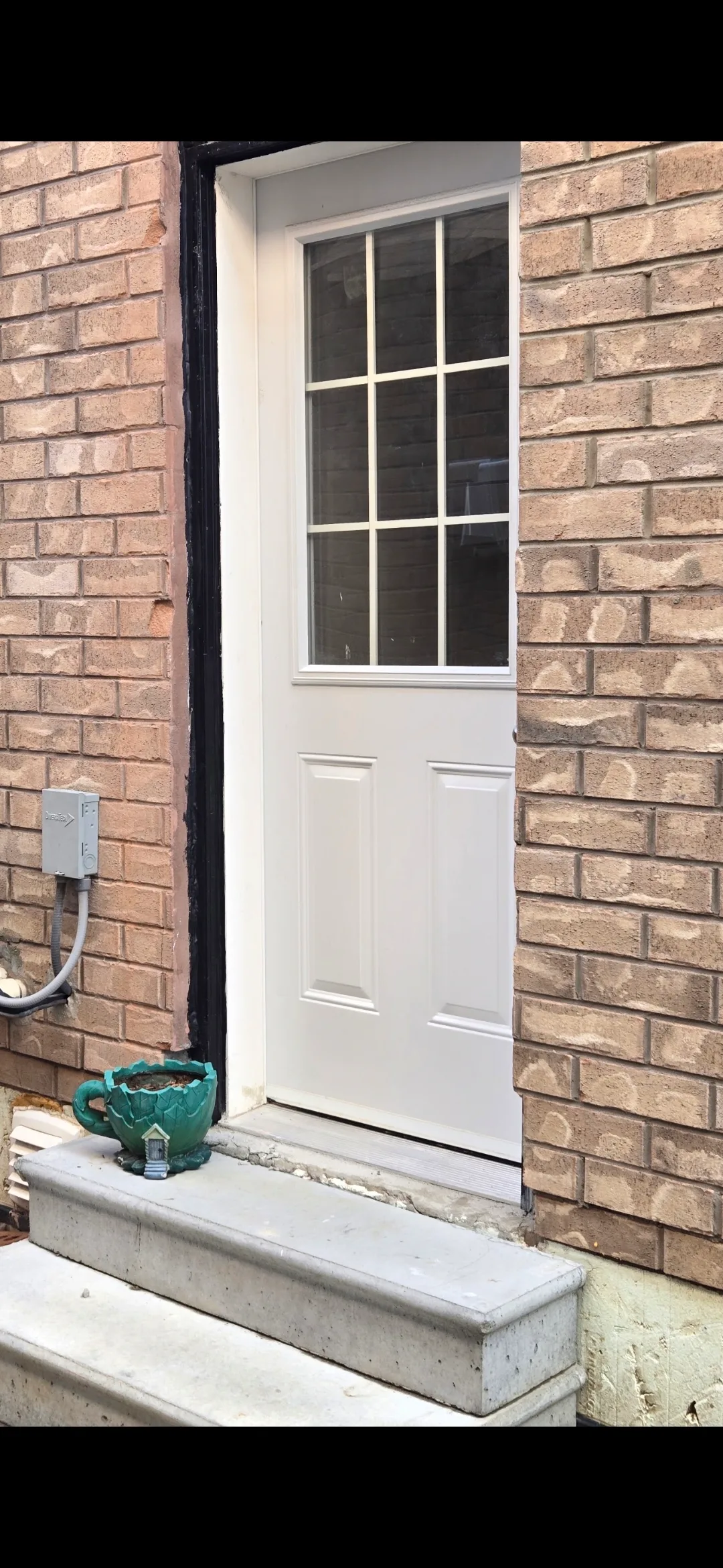 Basement apartment near Joseph Brant Hospital, Roseland area, Burlington. 1parking spot.