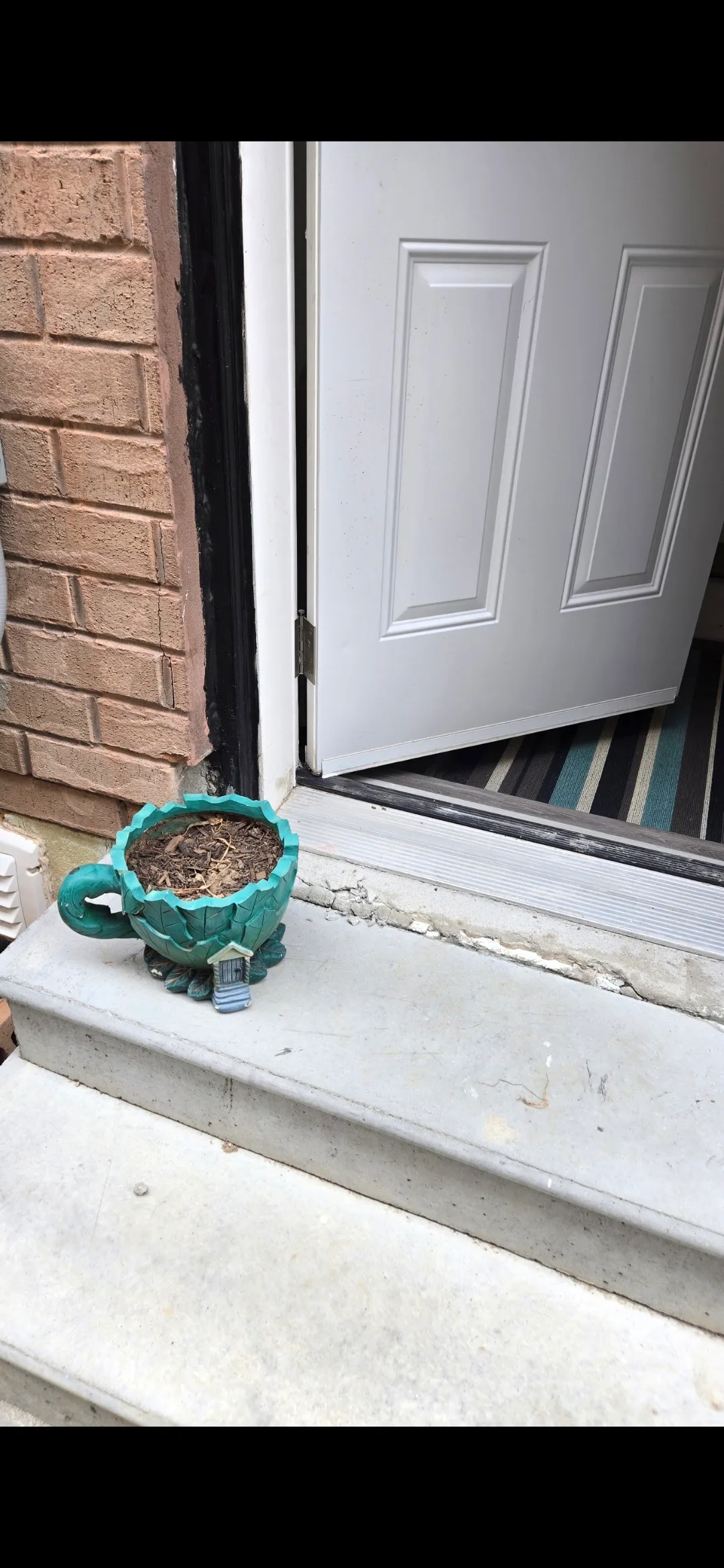 Basement apartment near Joseph Brant Hospital, Roseland area, Burlington. 1parking spot.