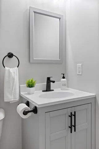 Windsor 1BR + Office | Nurses & Business Travelers