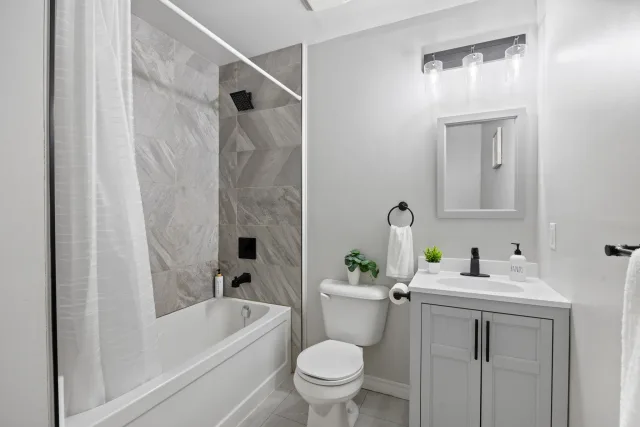 Windsor 1BR + Office | Nurses & Business Travelers