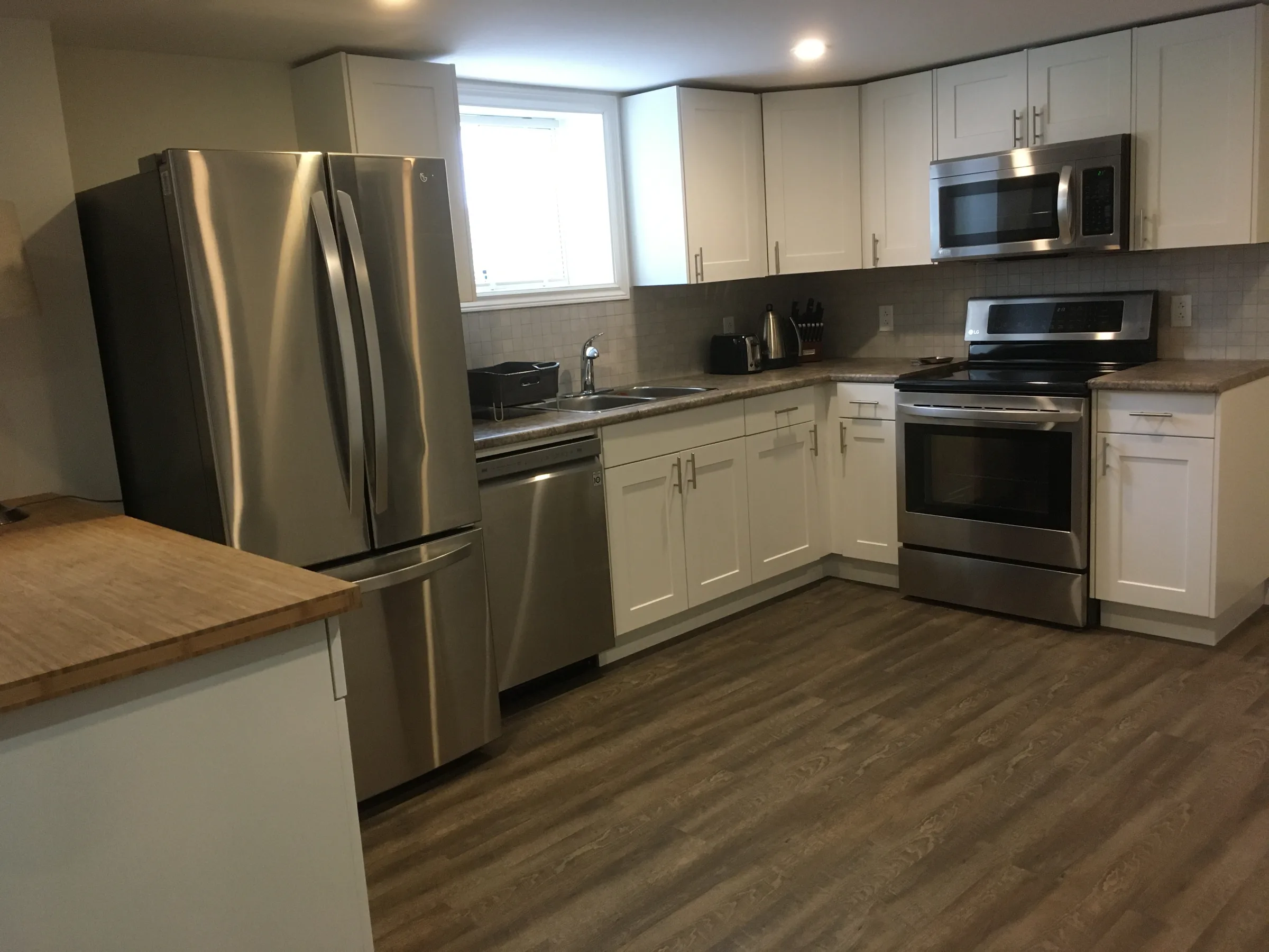 Modern Legal Suite 15 minutes drive to Victoria General Hospital