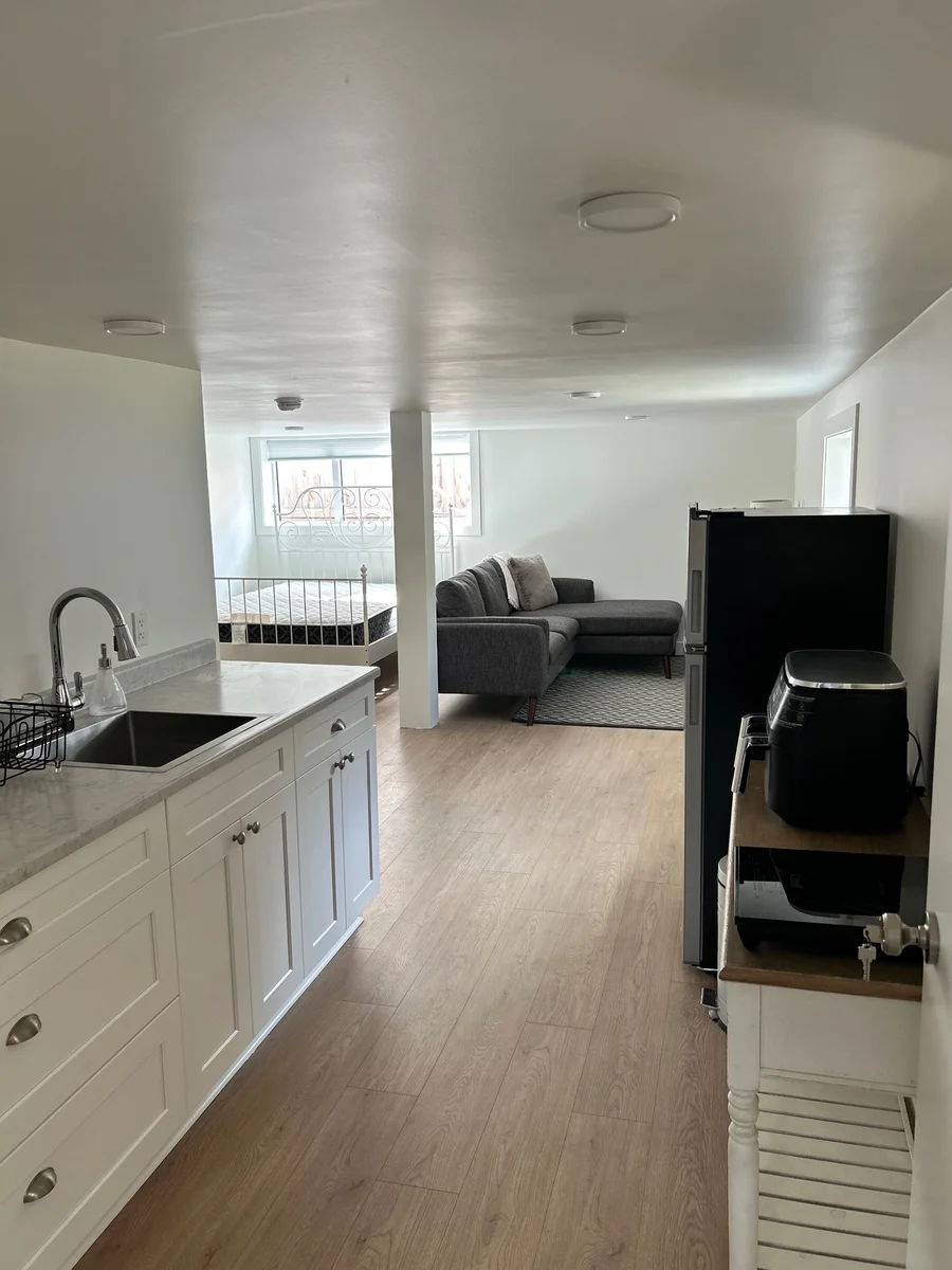 Cozy Bachelor Suite near Royal Jubilee Hospital
