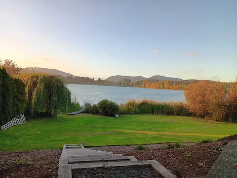 SERENE LAKEFRONT RETREAT: ENTIRE HOME