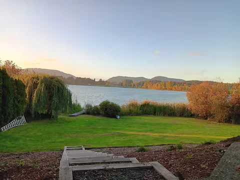 SERENE LAKEFRONT RETREAT: ENTIRE HOME