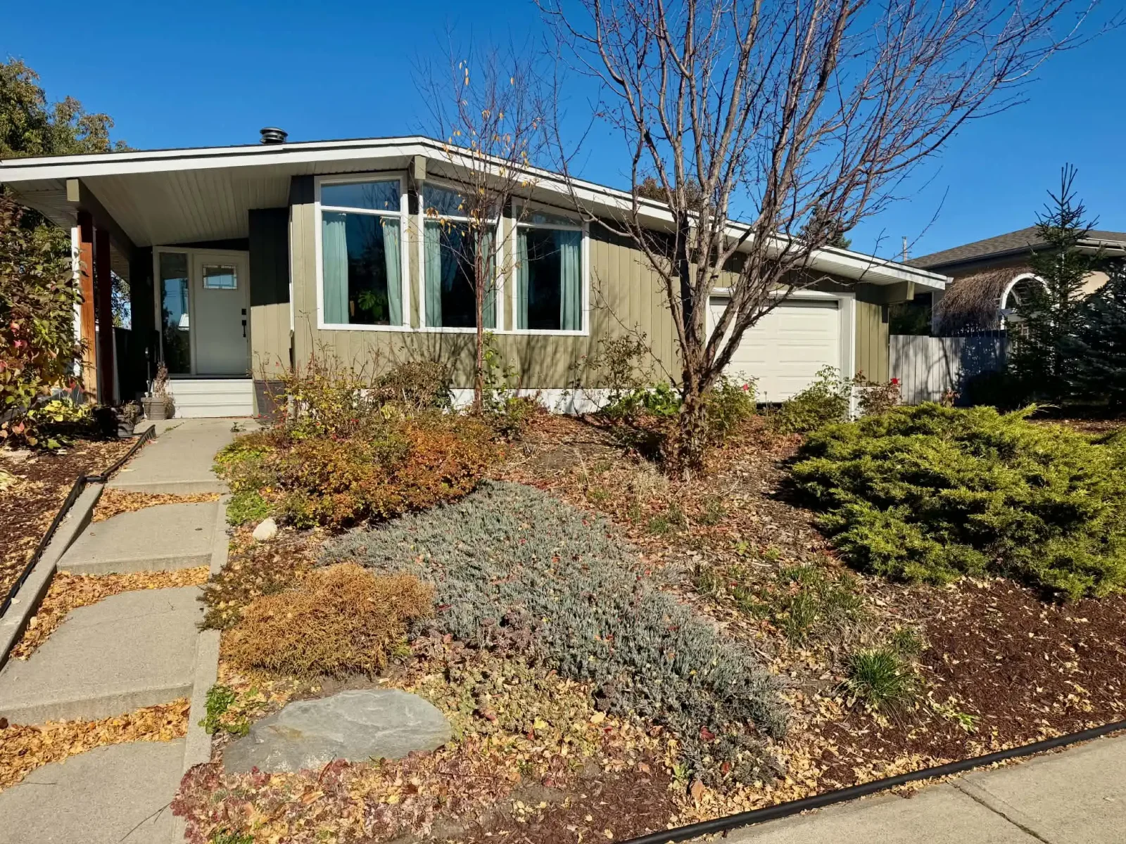 All Include Executive 3 Beds / 2 Bath Bungalow | Prime Location | Garage