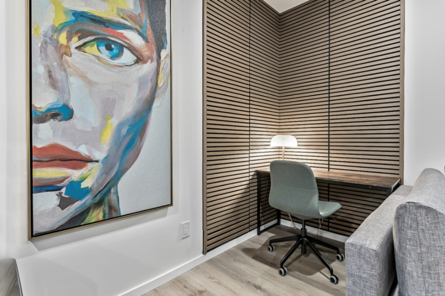 Private 1BR Suite w/ full Kitchen & Laundry