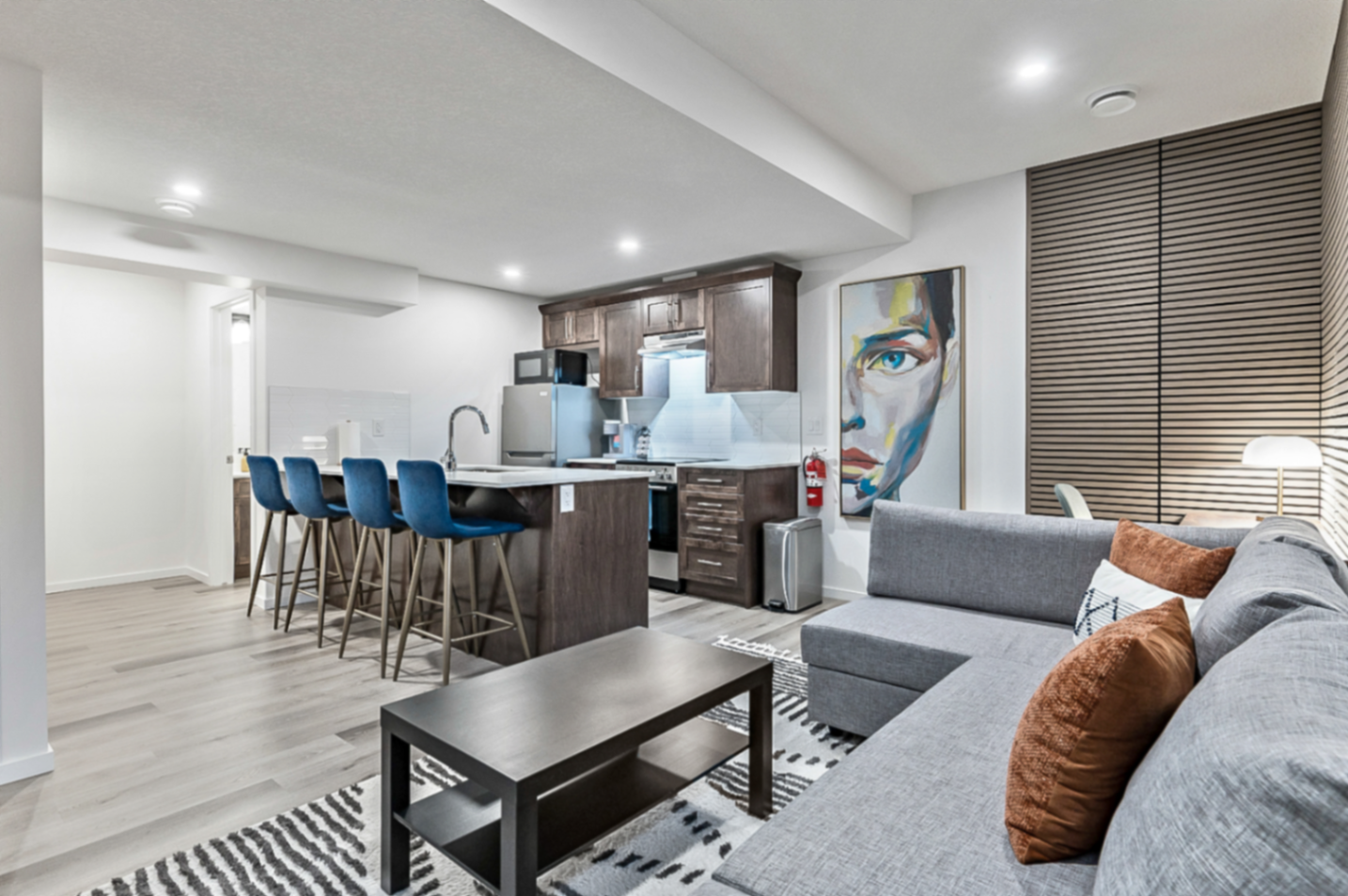Private 1BR Suite w/ full Kitchen & Laundry