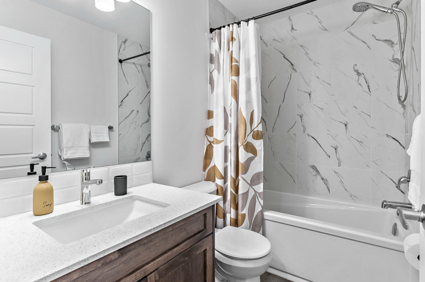 Private 1BR Suite w/ full Kitchen & Laundry