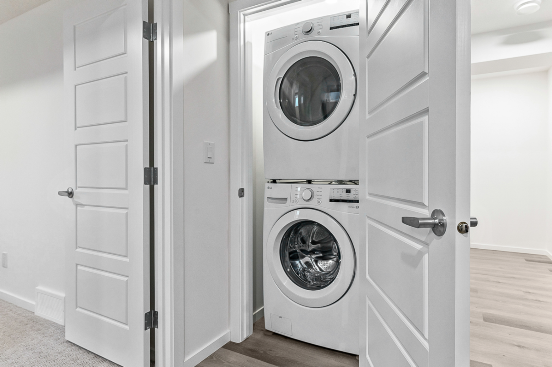 Private 1BR Suite w/ full Kitchen & Laundry