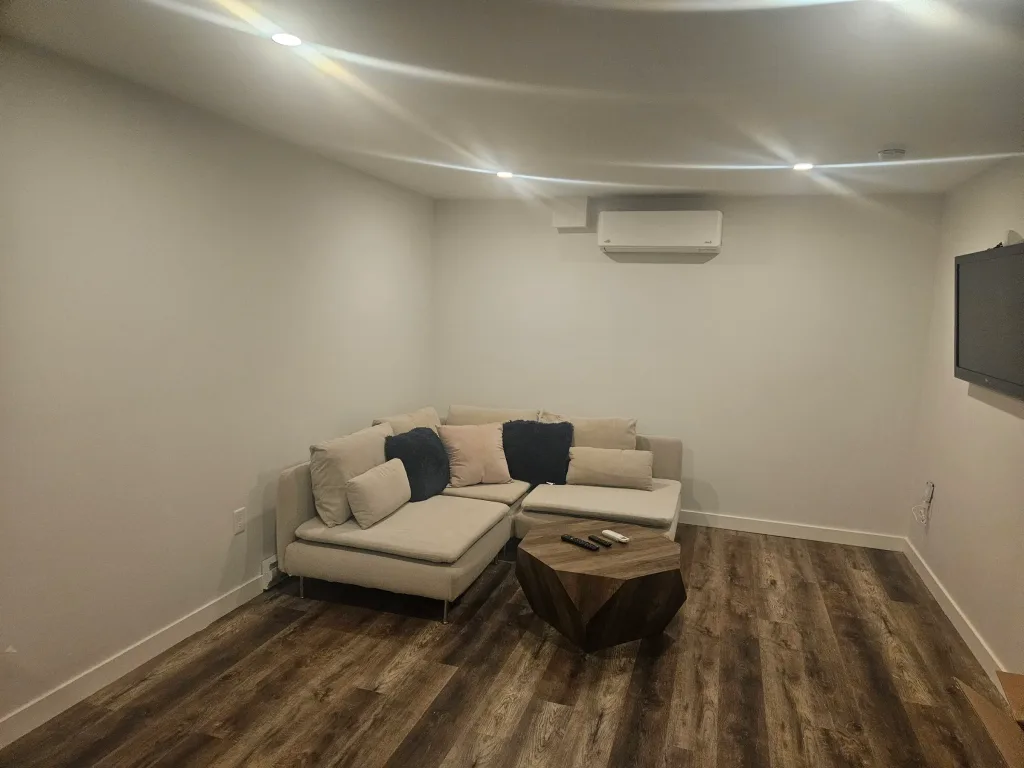 Charming Modern Fulll Furnished 1 Bedroom Apartment 