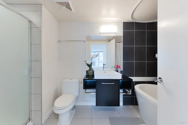 Spacious 2BR 2BA in Downtown Vancouver closed to major hospitals