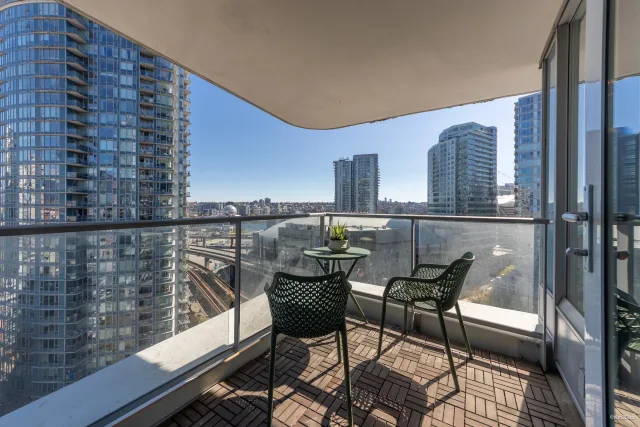 Spacious 2BR 2BA in Downtown Vancouver closed to major hospitals
