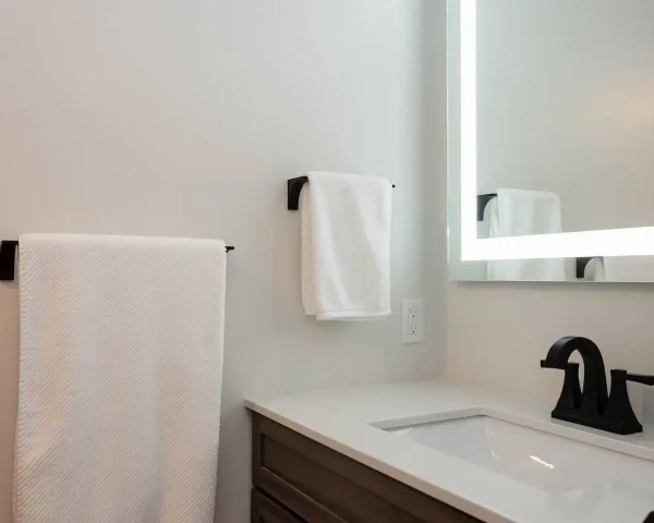Furnished 1 Bed Lakeview Suite in Blind Bay for Travel Nurses