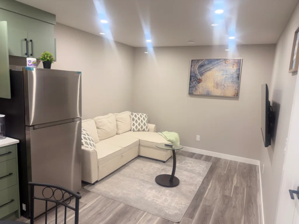 The Cozy Haven Modern 1-Bedroom Suite with Queen bed and Sofa Bed
