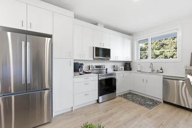 Luxury 2BR Carriage House | Steps to Kelowna General Hospital | Fully Furnished