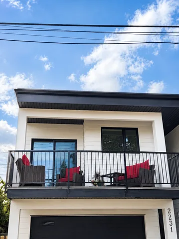 Luxury 2BR Carriage House | Steps to Kelowna General Hospital | Fully Furnished