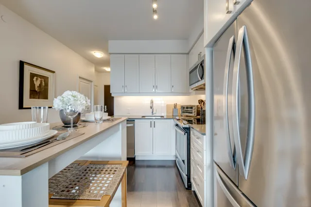 M-Lux Midterm Rental near SquareOne Mississauga. 1+1 bedroom, 2 full bathrooms