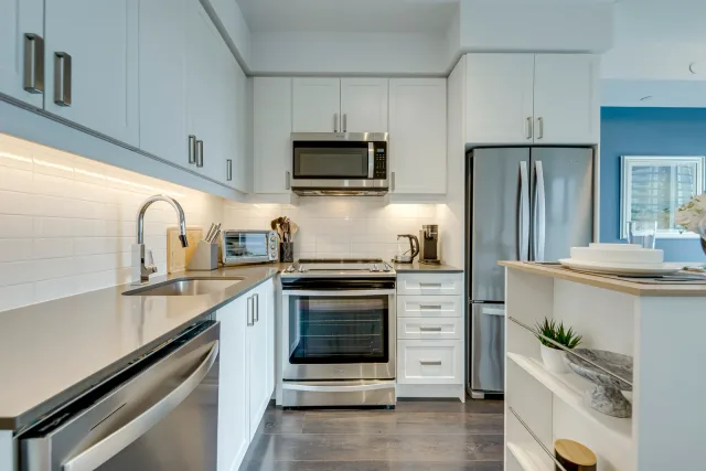 M-Lux Midterm Rental near SquareOne Mississauga. 1+1 bedroom, 2 full bathrooms