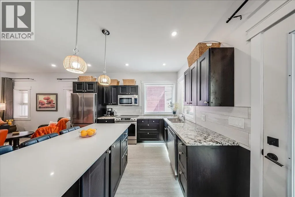 Modern fully furnished apartment near amenities 