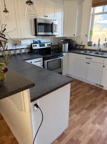 Bedroom available in townhouse 10 mins from hospital