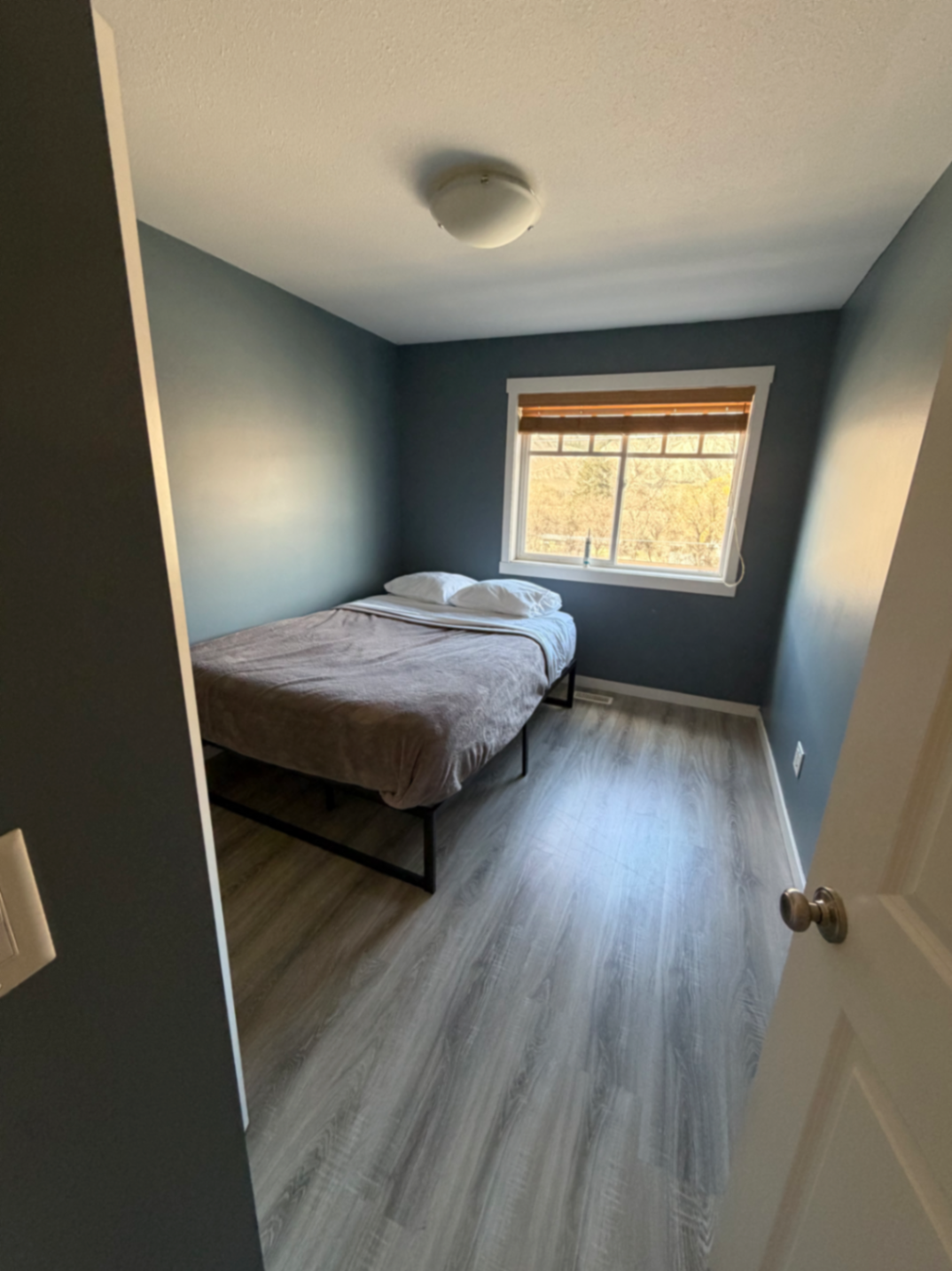 Bedroom available in townhouse 10 mins from hospital