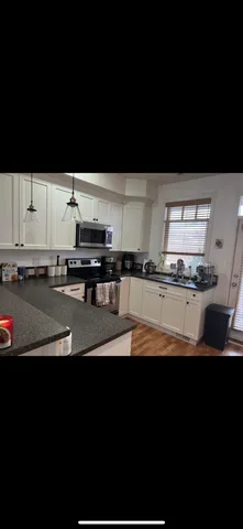 Bedroom available in townhouse 10 mins from hospital
