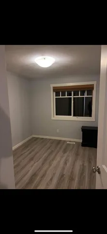 Bedroom available in townhouse 10 mins from hospital
