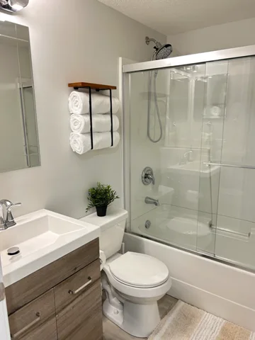 Cozy Private Suite | Under 10 Mins to South Health Campus | Desk & Kitchenette | Pet-Friendly