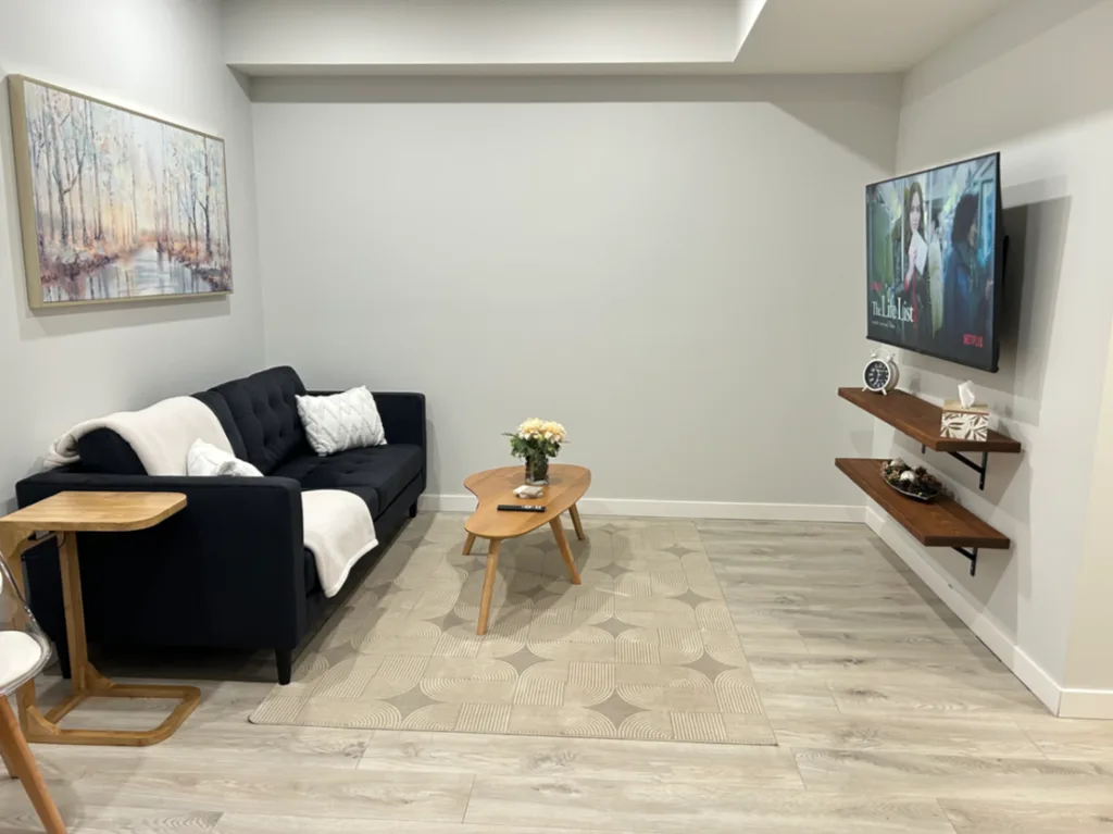 Cozy Private Suite | Under 10 Mins to South Health Campus | Desk & Kitchenette | Pet-Friendly