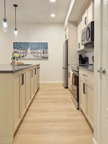 Fully Furnished 1BR Condo | 1.9 km to South Health Campus