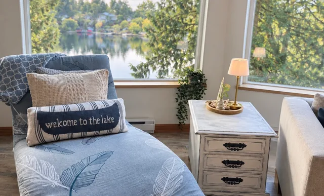 Beautiful Upper Floor Lake House