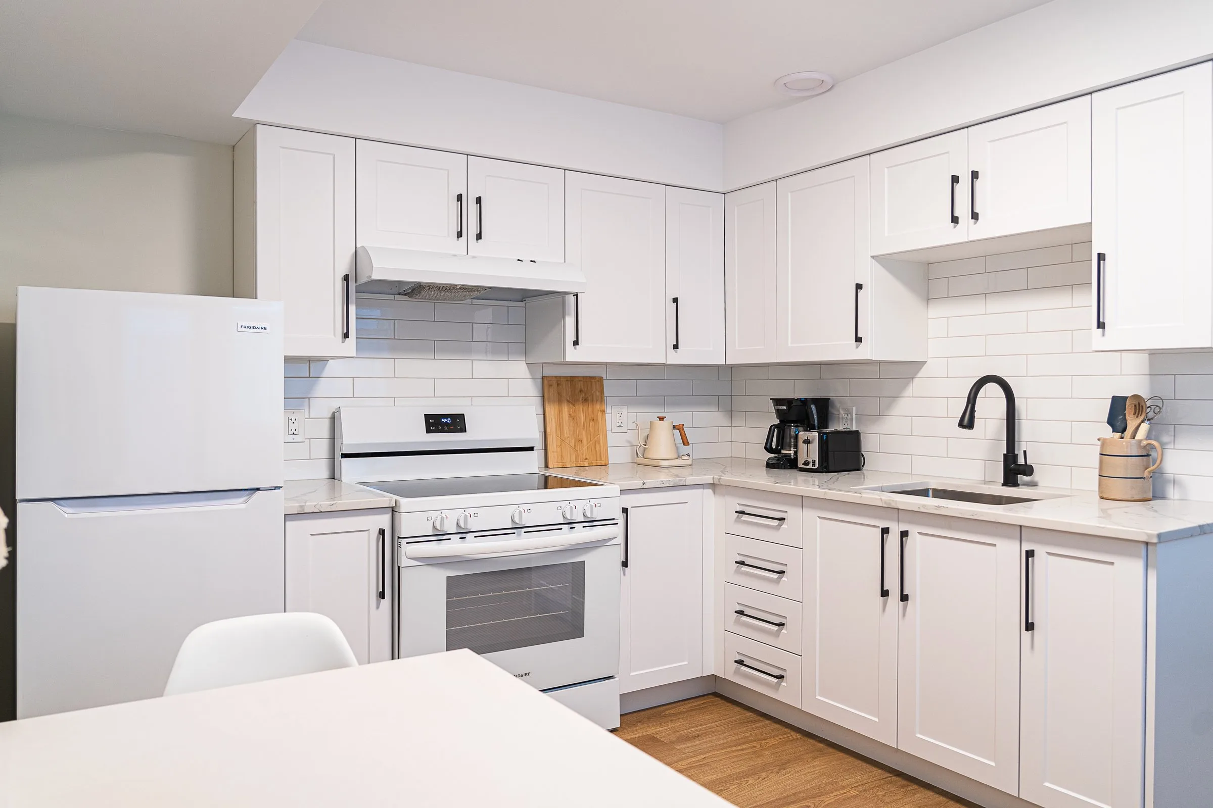 Bright Furnished 1-Bed Suite - 10 min to Victoria General, All-Inclusive