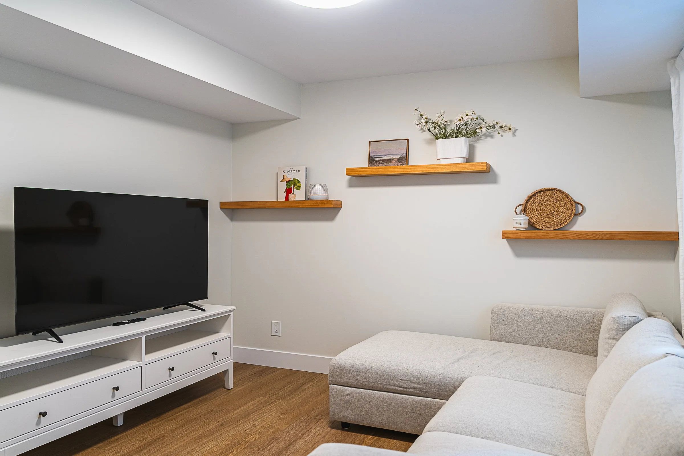 Bright Furnished 1-Bed Suite - 10 min to Victoria General, All-Inclusive