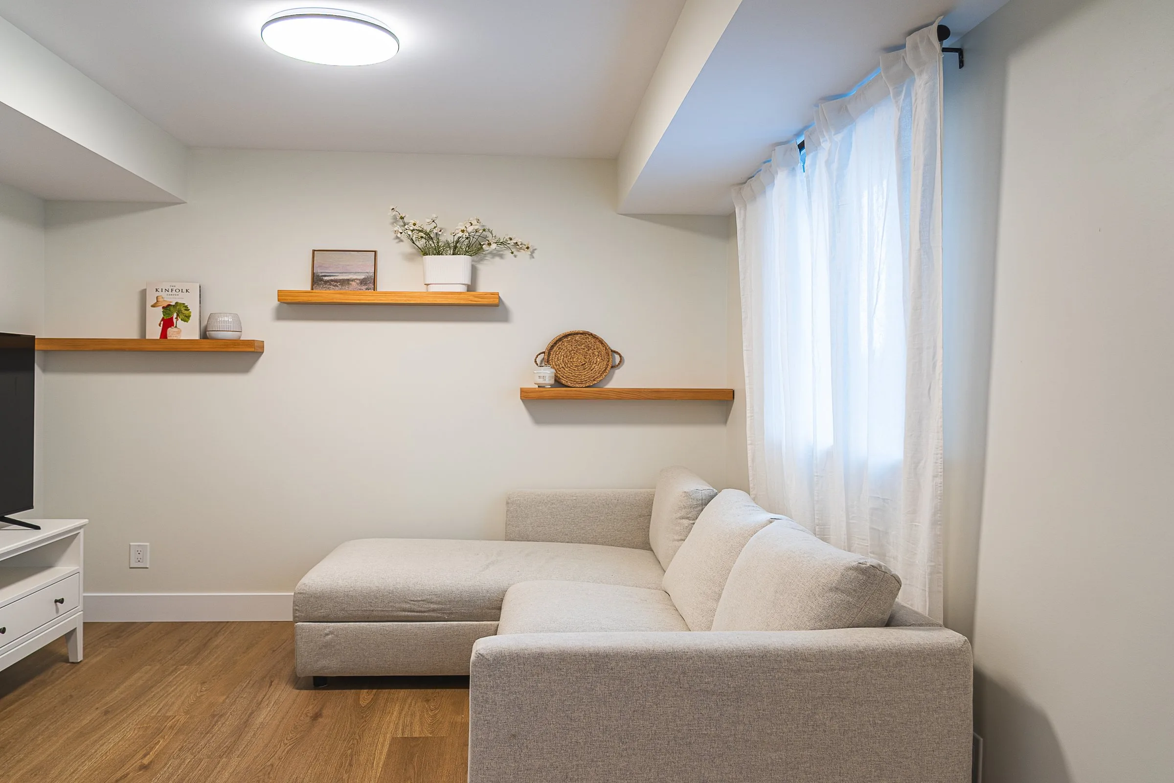 Bright Furnished 1-Bed Suite - 10 min to Victoria General, All-Inclusive