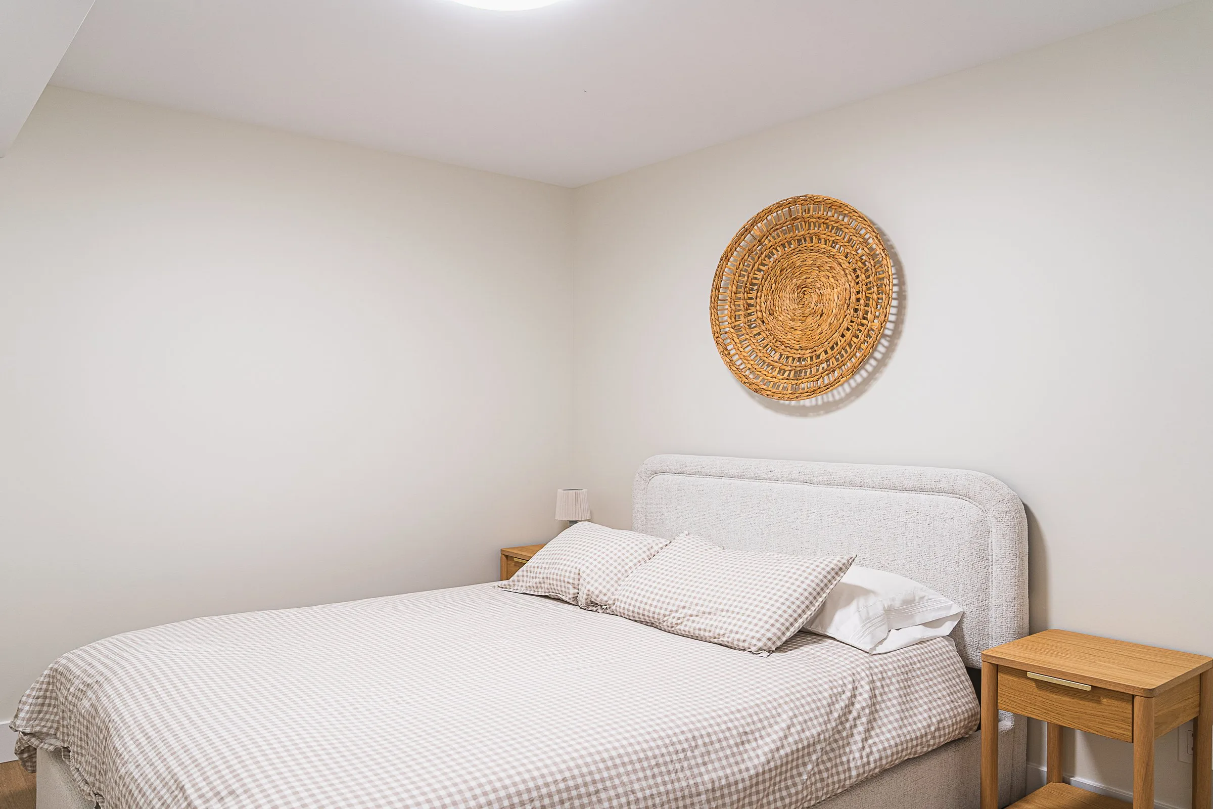 Bright Furnished 1-Bed Suite - 10 min to Victoria General, All-Inclusive
