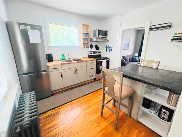Quiet 1 bedroom with office, 8 mins from HSN