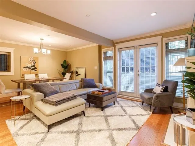 1/2 Duplex 3 BR & 2 Bathroom w/ 1 parking in back