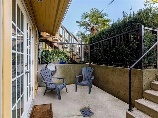 1/2 Duplex 3 BR & 2 Bathroom w/ 1 parking in back