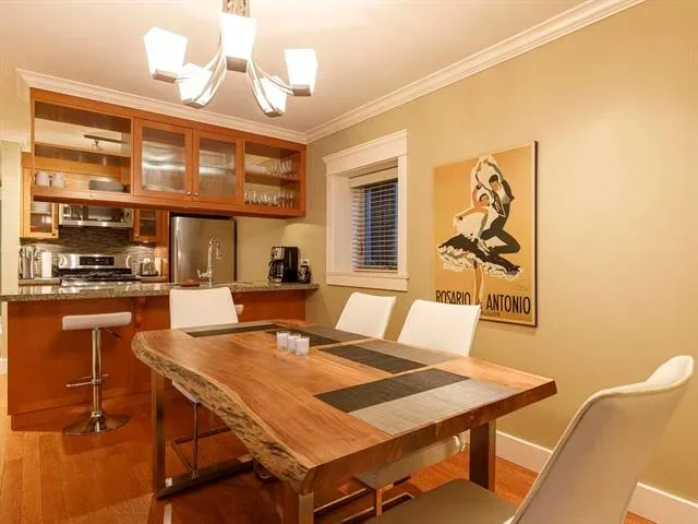 1/2 Duplex 3 BR & 2 Bathroom w/ 1 parking in back