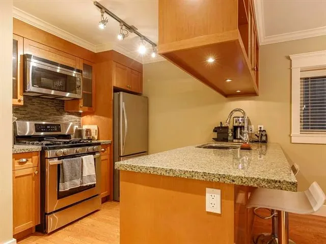 1/2 Duplex 3 BR & 2 Bathroom w/ 1 parking in back