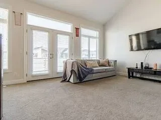Spacious Modern 4-Bedroom Detached Duplex Nestled in a Sought-After Calgary Neighborhood 