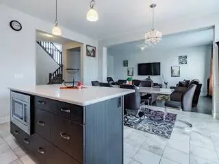 Spacious Modern 4-Bedroom Detached Duplex Nestled in a Sought-After Calgary Neighborhood 