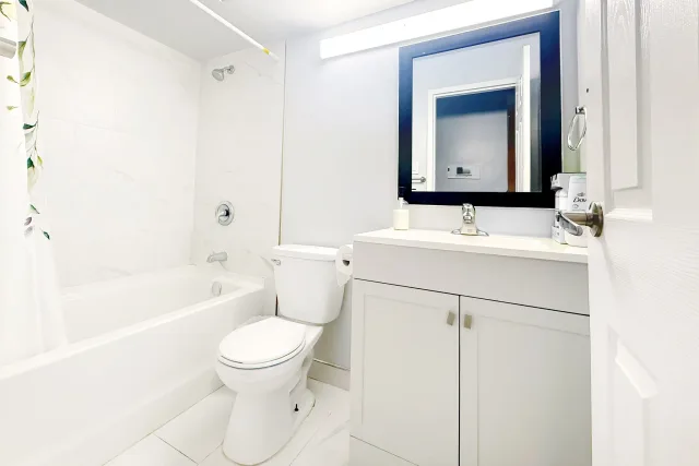 Furnished 2-Bedroom Apartment Near University of Windsor & Windsor Regional Hospital