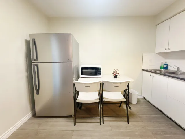 Furnished 2-Bedroom Apartment Near University of Windsor & Windsor Regional Hospital